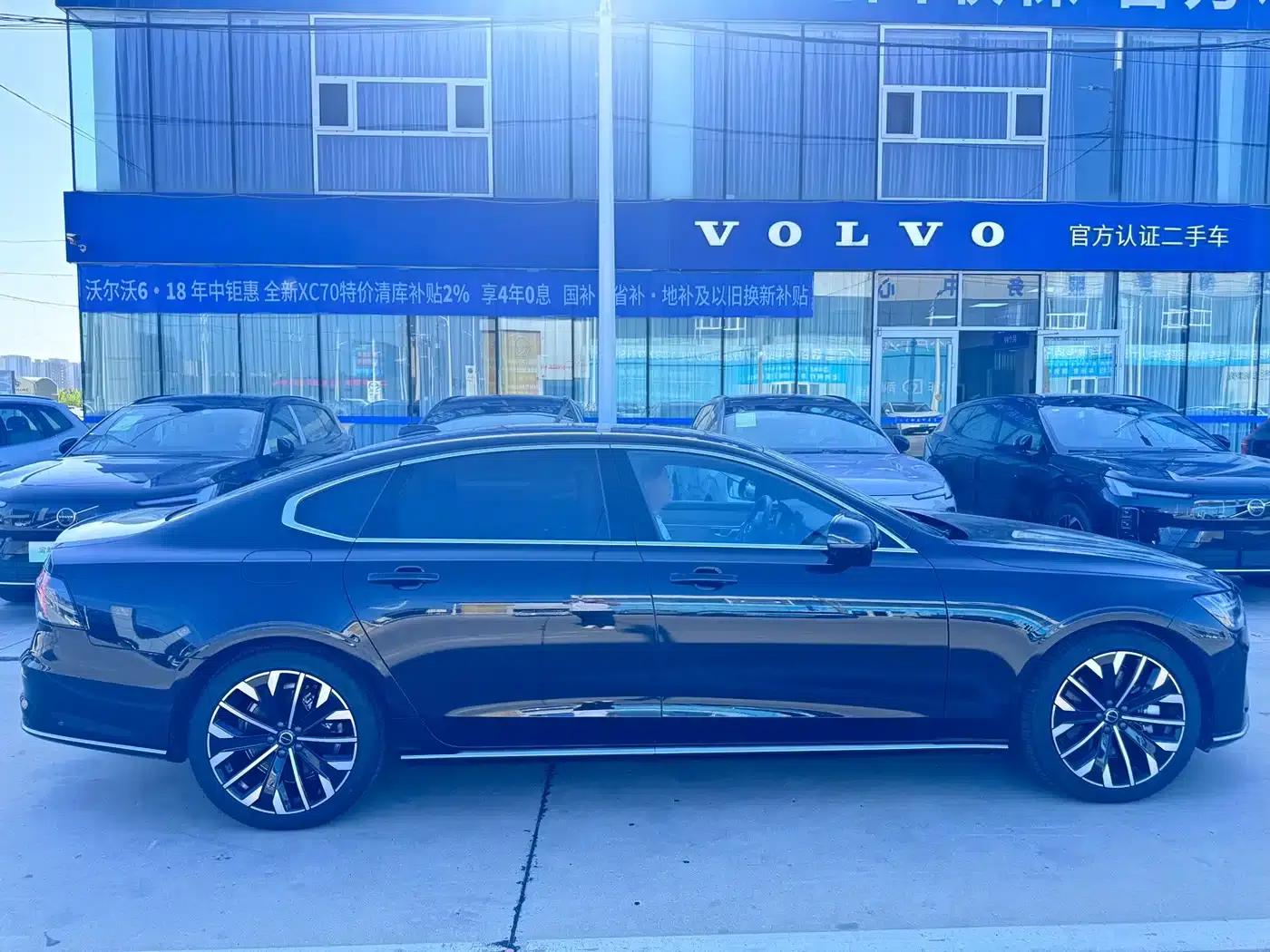 2026 Volvo S90 Plug-in Hybrid, All-Wheel Drive, Long Range, Inscription Luxury Edition — миниатюра 3