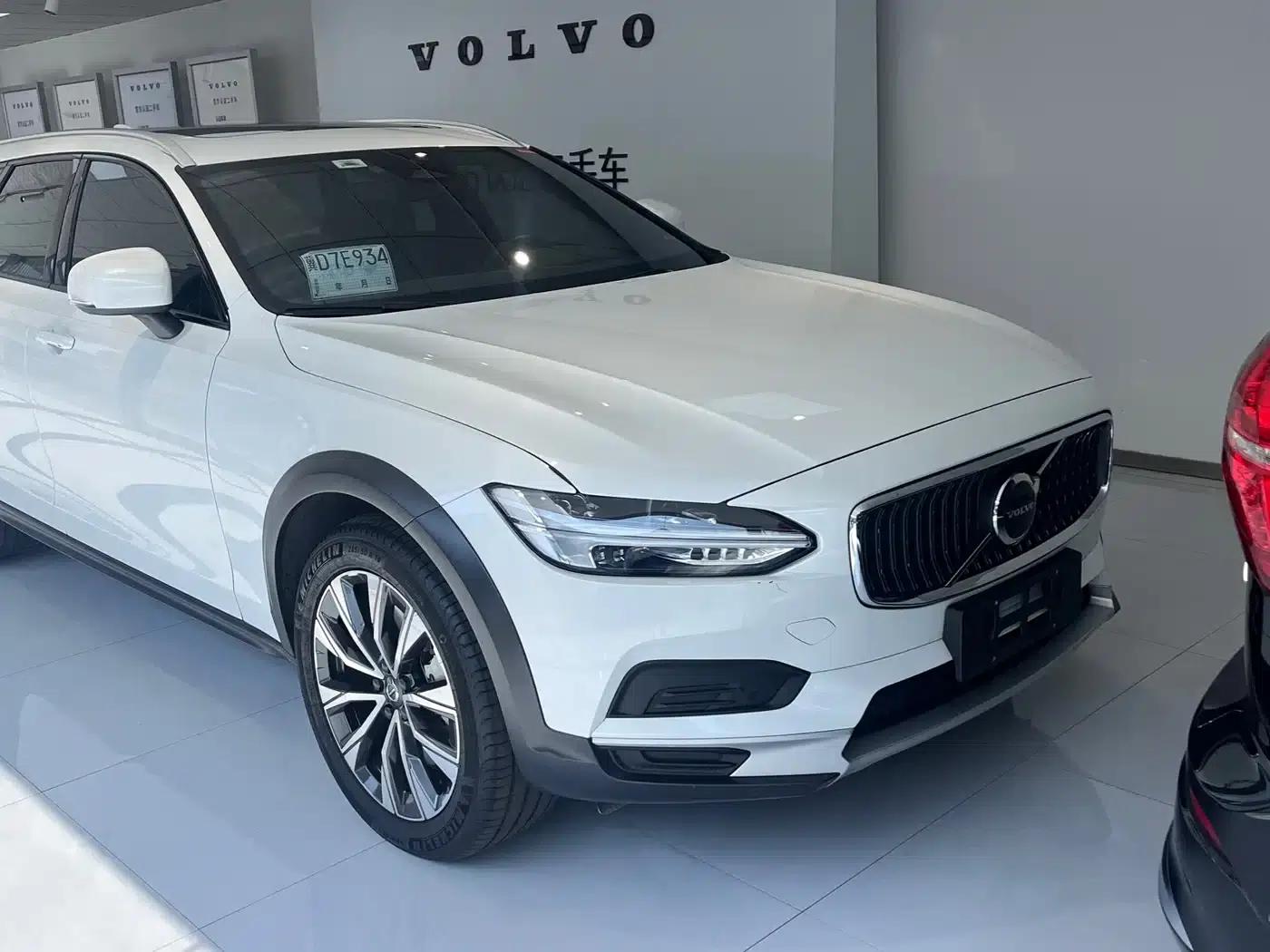 2022 Volvo V90 Cross Country B5 AWD Smart Edition — миниатюра 1