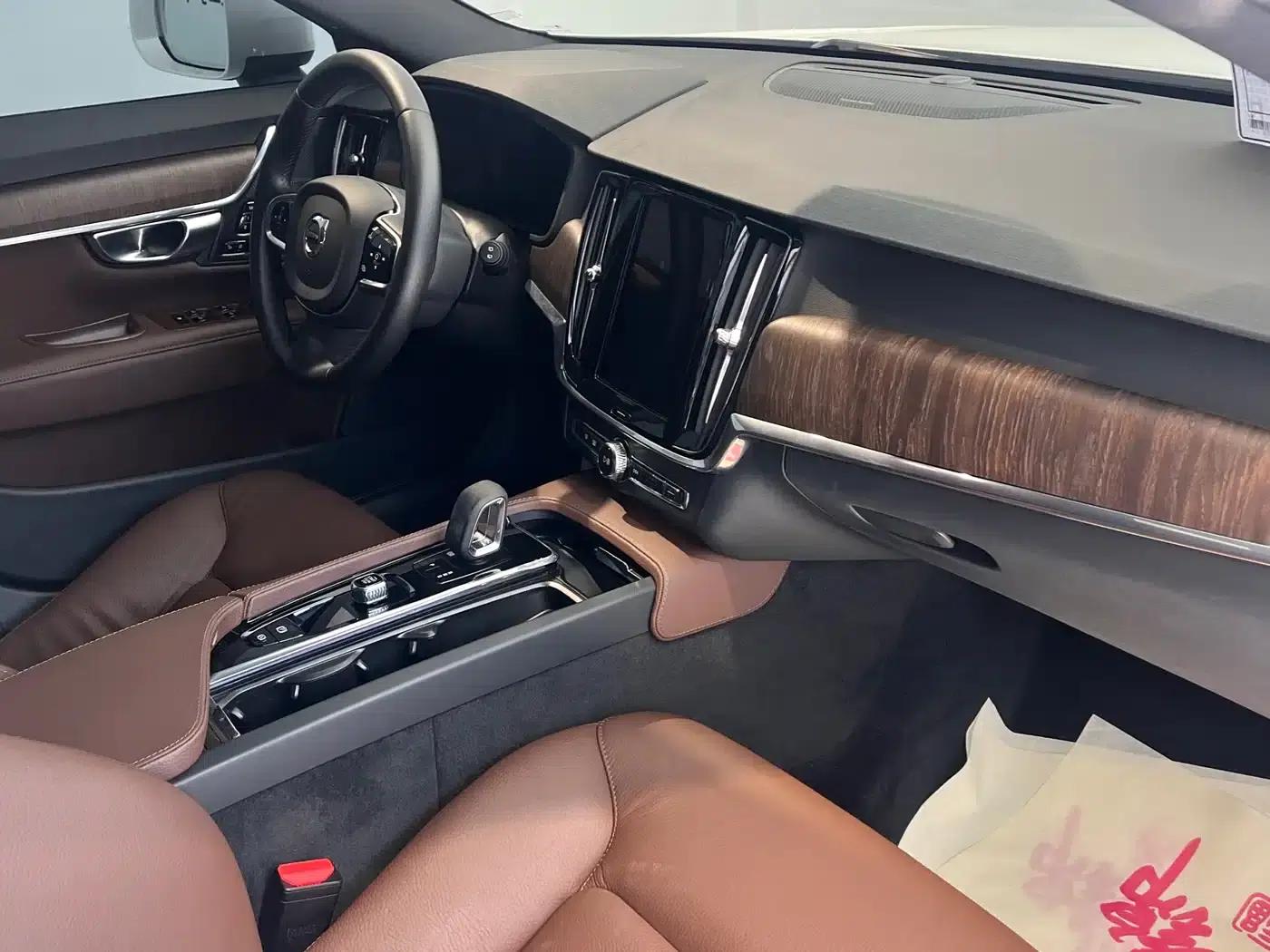 2022 Volvo V90 Cross Country B5 AWD Smart Edition — миниатюра 3