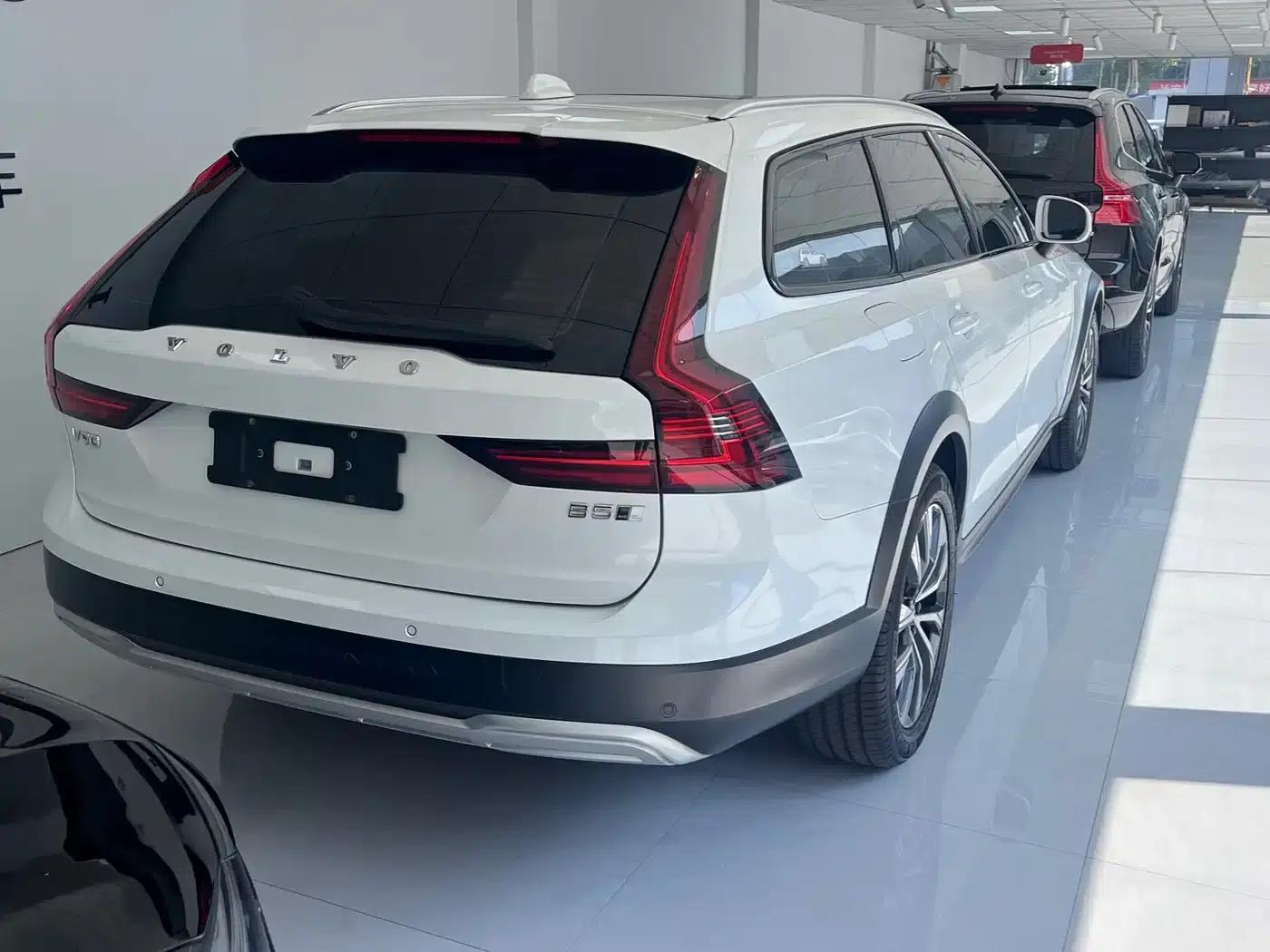 2022 Volvo V90 Cross Country B5 AWD Smart Edition — миниатюра 6