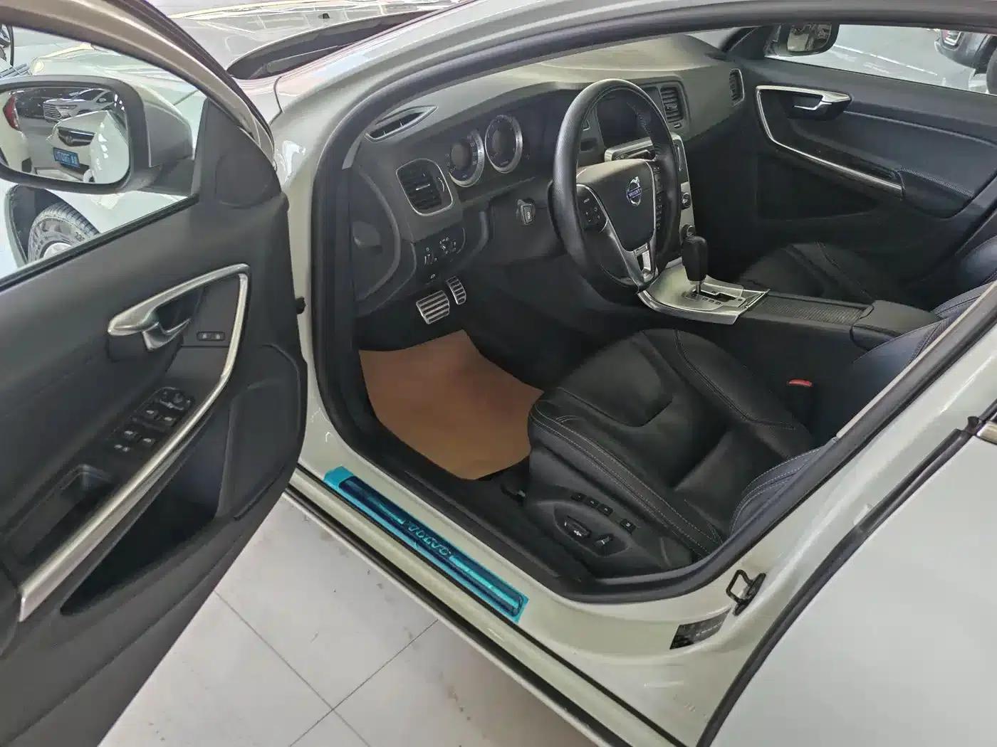 2012 Volvo V60 T6 AWD Sport Edition — миниатюра 6