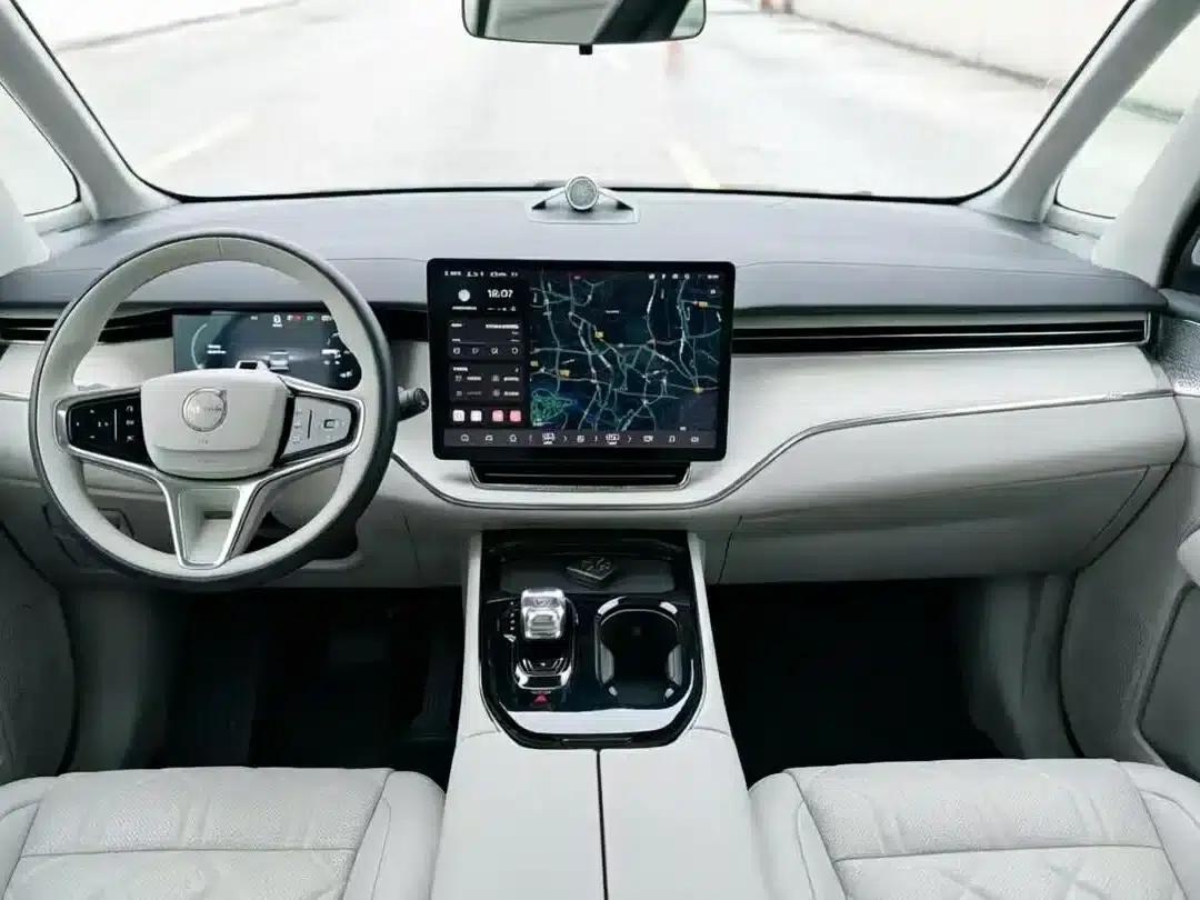 Volvo EM90 2025 Ultra 6-seater — миниатюра 9