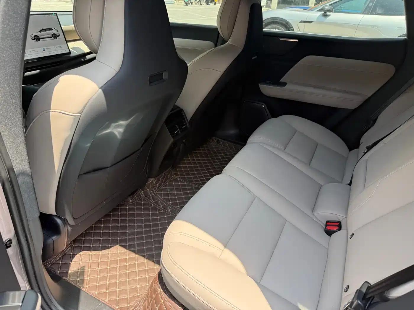 2026 Volvo XC70 Plug-in Hybrid, All-Wheel Drive, Long Range Core — миниатюра 9