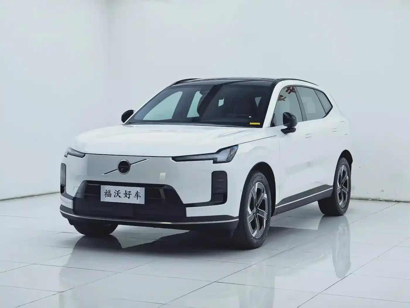 2026 Volvo XC70 Plug-in Hybrid, All-Wheel Drive, Long Range Core — миниатюра 1