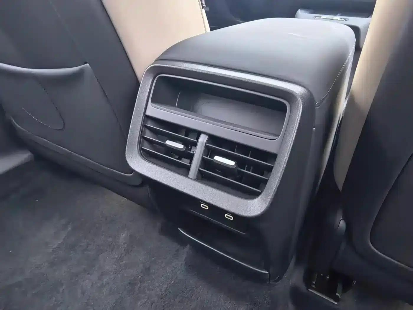2026 Volvo XC70 Plug-in Hybrid, All-Wheel Drive, Long Range Core — миниатюра 11