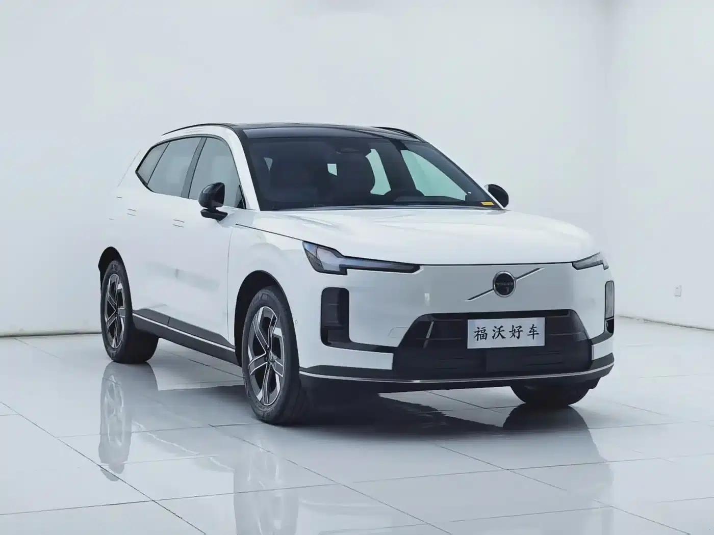 2026 Volvo XC70 Plug-in Hybrid, All-Wheel Drive, Long Range Core — миниатюра 3