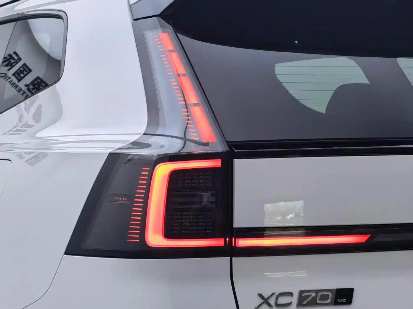 2026 Volvo XC70 Plug-in Hybrid, All-Wheel Drive, Long Range Core — миниатюра 30