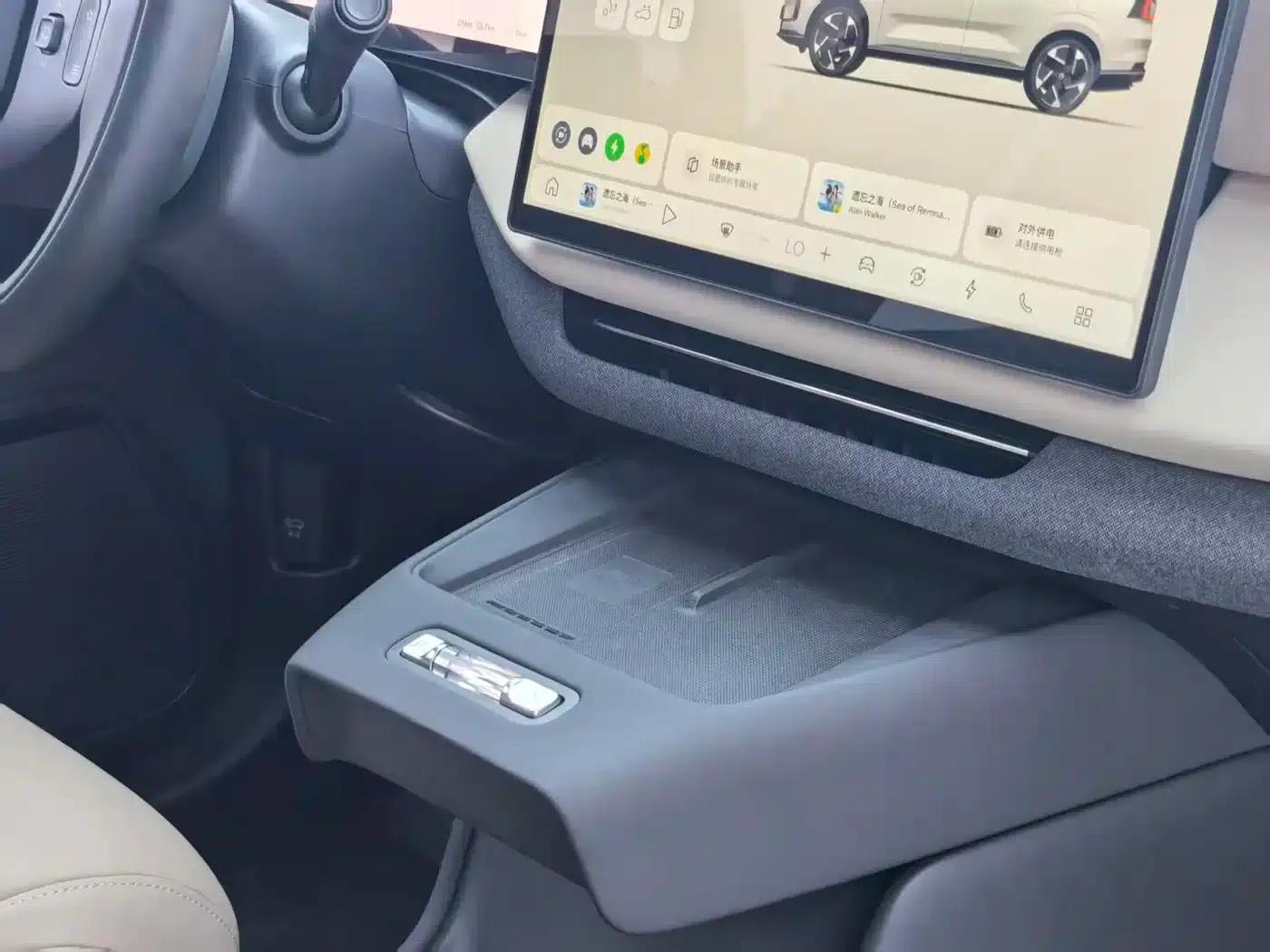 2026 Volvo XC70 Plug-in Hybrid, All-Wheel Drive, Long Range Core — миниатюра 6