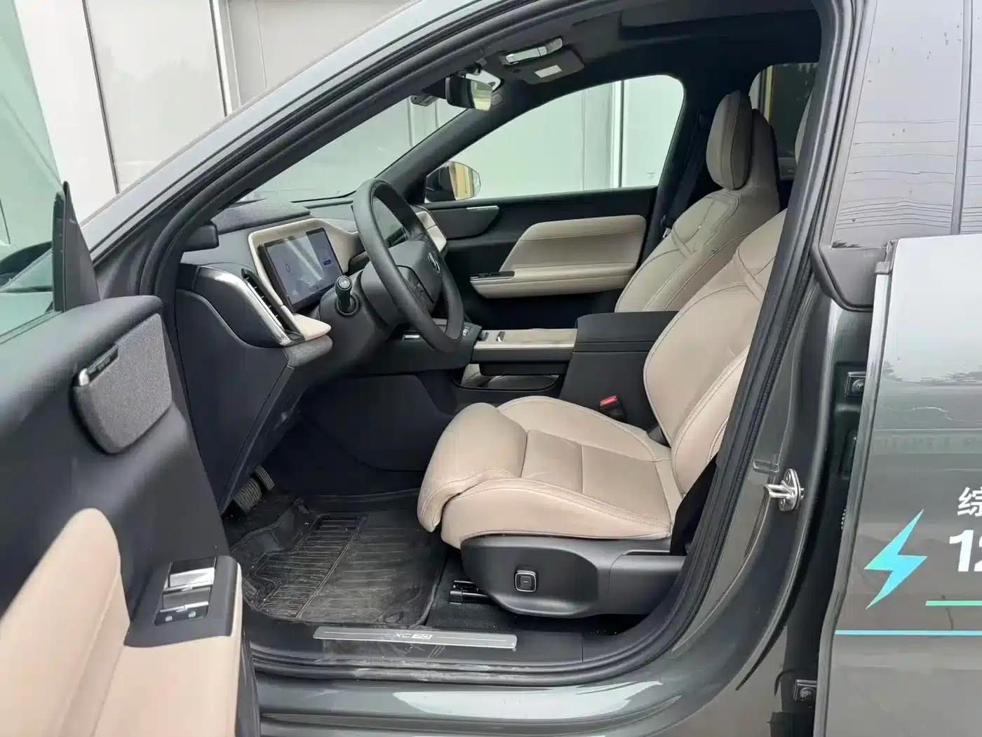 2026 Volvo XC70 Plug-in Hybrid, All-Wheel Drive, Ultra Range — миниатюра 2