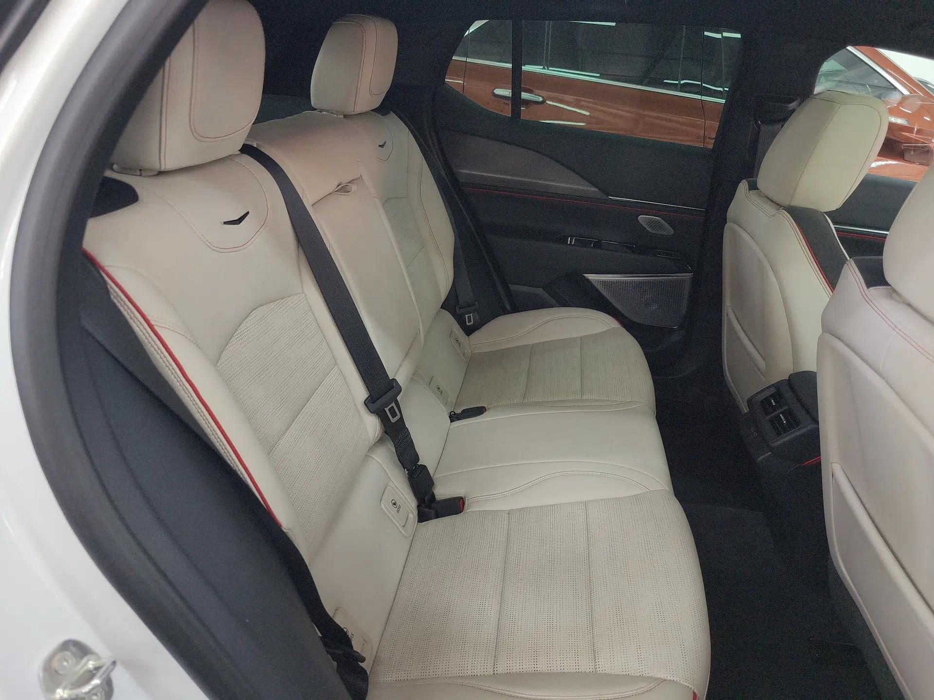 Cadillac GT4 2023 25T Prestige Version — миниатюра 13