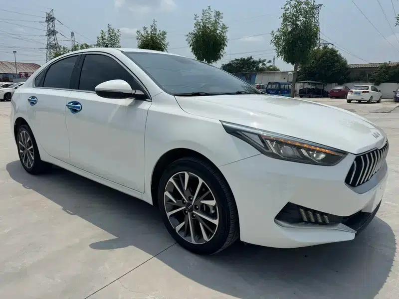 Kia K3 2021 Facelift 1.5L CVT Fashion Edition — миниатюра 3