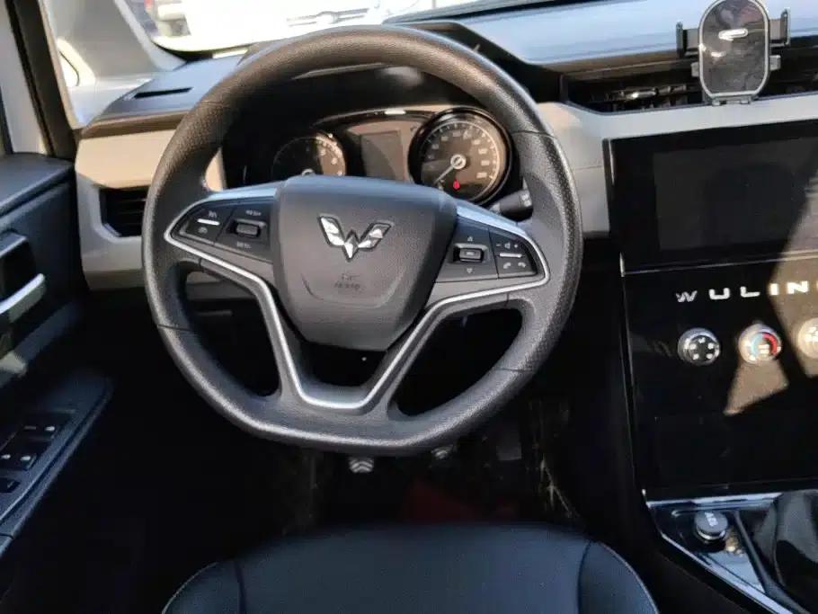 Wuling Hongguang PLUS 2020 1.5L Manual Comfort 7-Seater — миниатюра 15