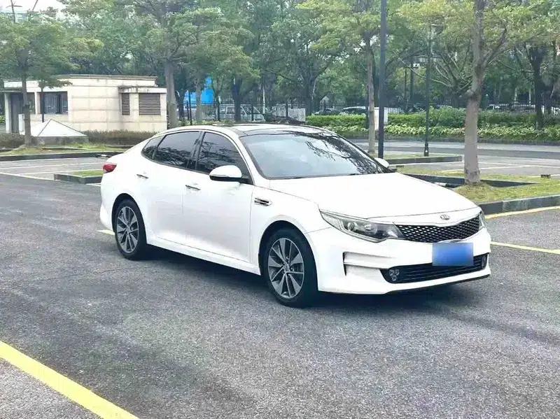 Kia K5 2017 2.0L Automatic 15th Anniversary Special Edition LUX — миниатюра 3