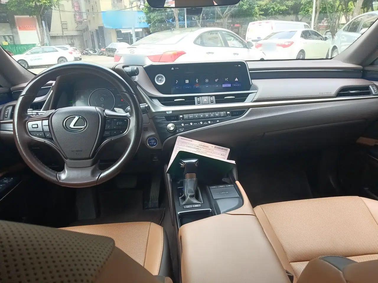 Lexus ES 2020 300h Deluxe Edition — миниатюра 9