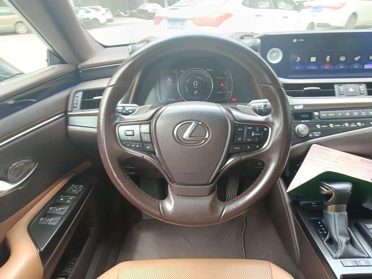 Lexus ES 2020 300h Deluxe Edition — миниатюра 10