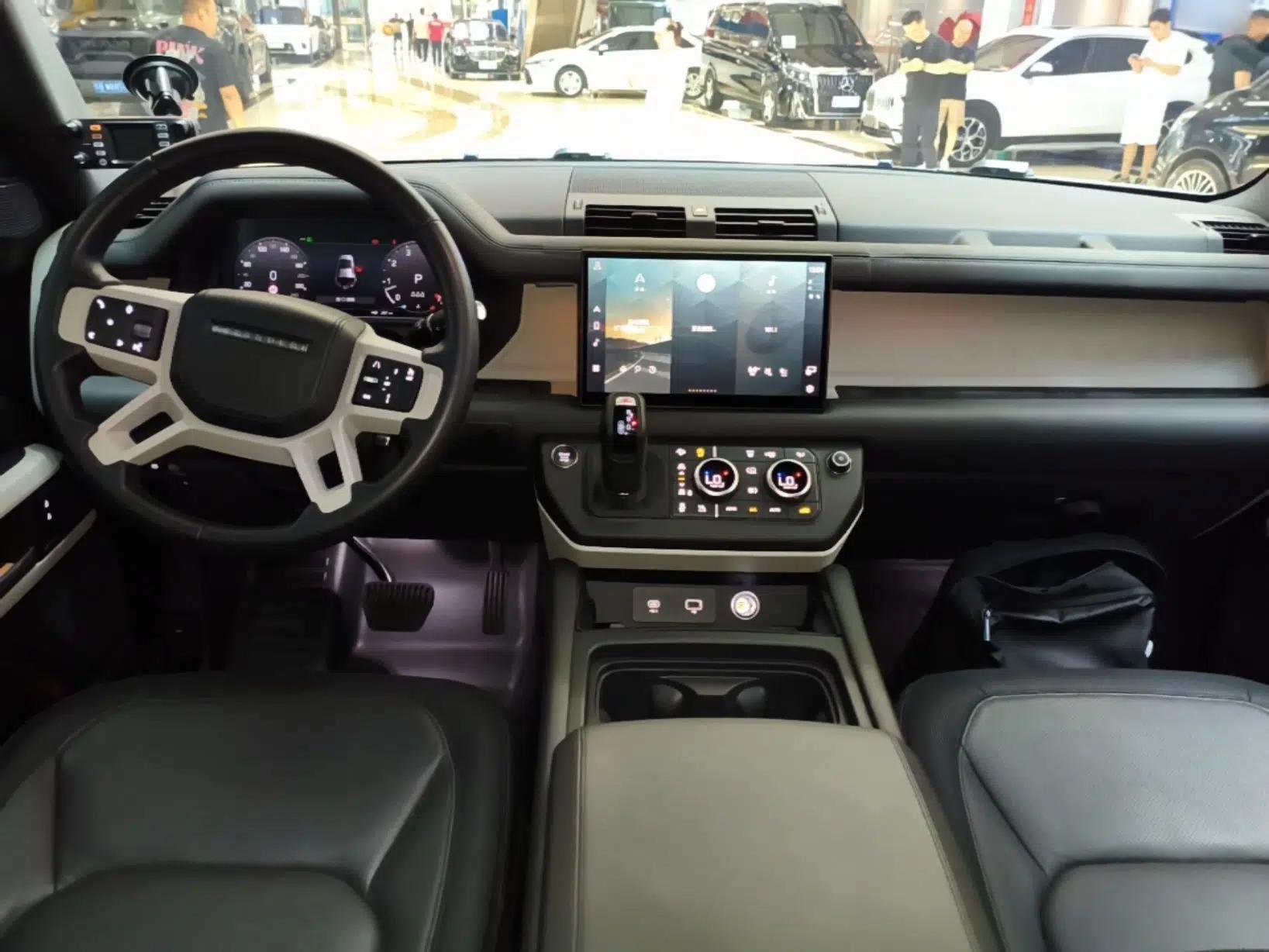 Land Rover Defender 2023 Facelift 110 3.0T P400 X-DYNAMIC HSE — миниатюра 17