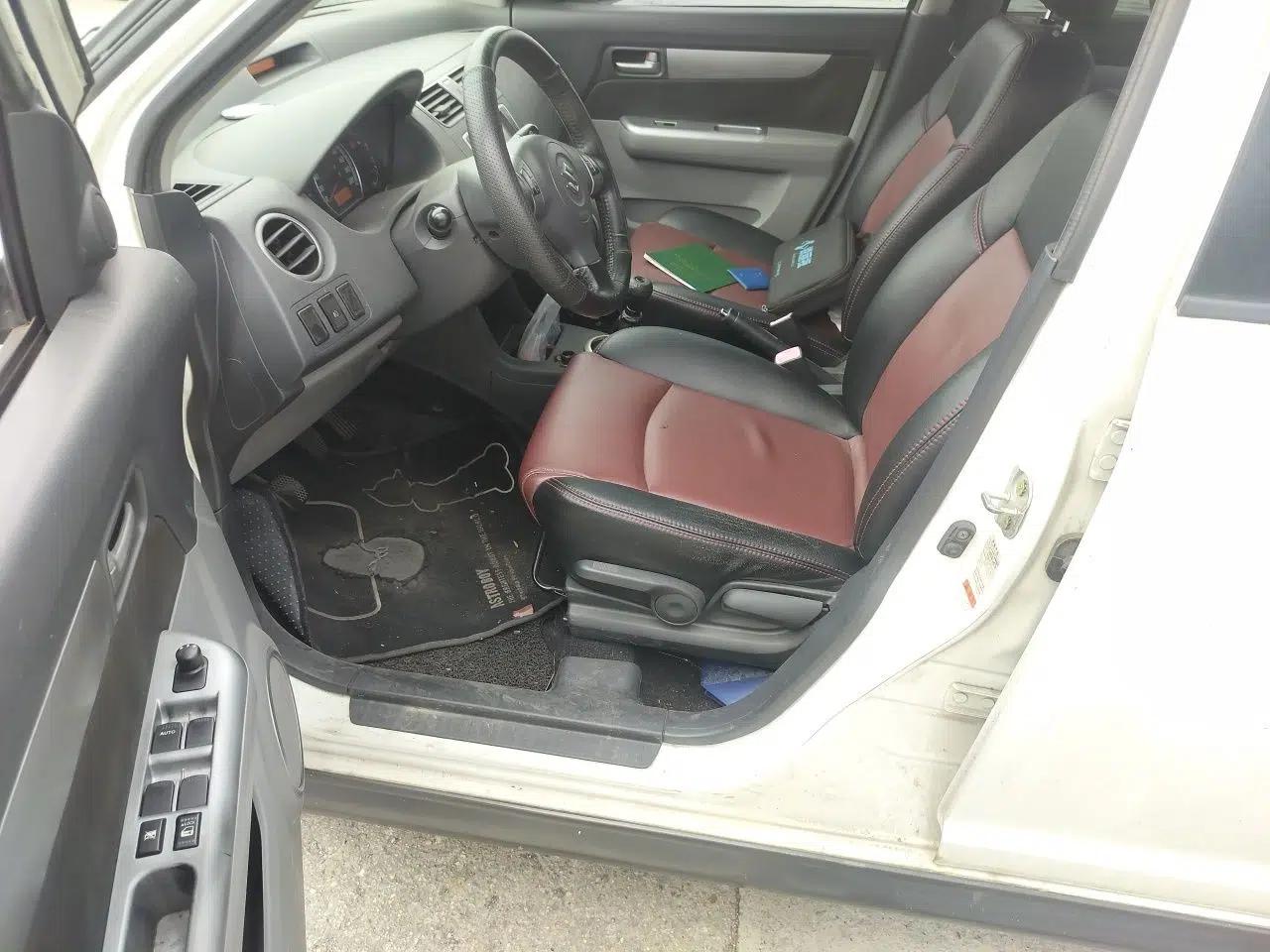 Suzuki Swift 2011 1.5L Manual Sport Audiovisual Edition — миниатюра 16