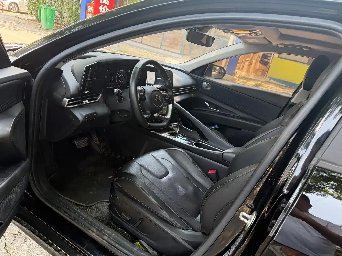 Hyundai Elantra 2022 1.5L CVT LUX Black Knight Limited Edition — миниатюра 5