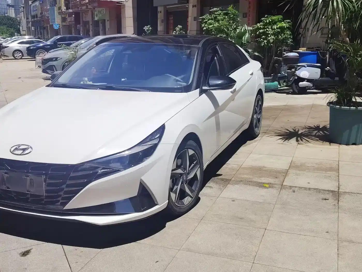 Hyundai Elantra 2021 1.5L CVT LUX Premium Edition — миниатюра 1