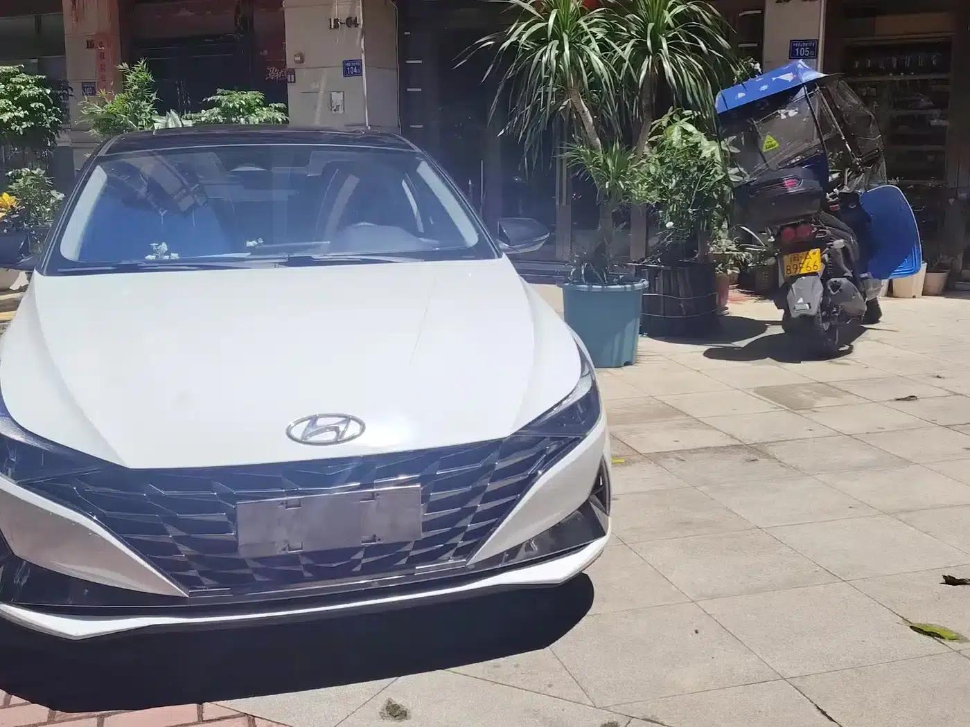 Hyundai Elantra 2021 1.5L CVT LUX Premium Edition — миниатюра 2