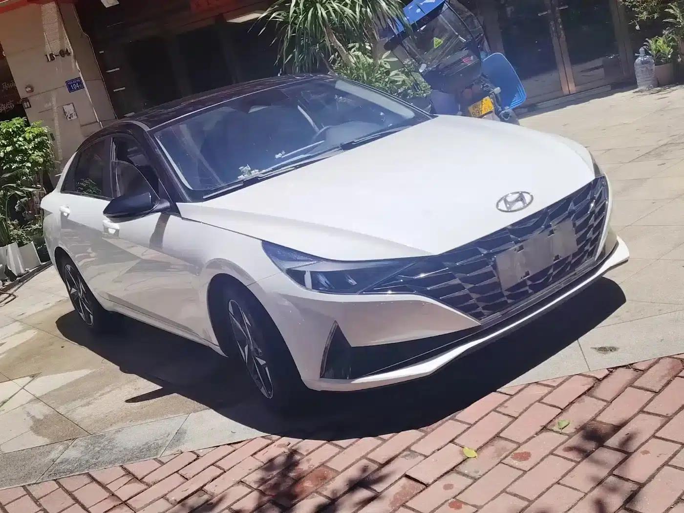 Hyundai Elantra 2021 1.5L CVT LUX Premium Edition — миниатюра 3