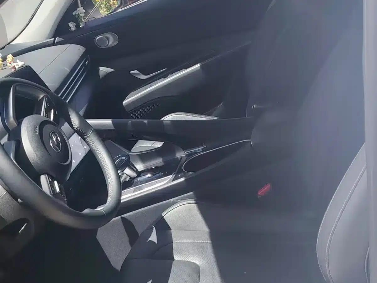 Hyundai Elantra 2021 1.5L CVT LUX Premium Edition — миниатюра 5
