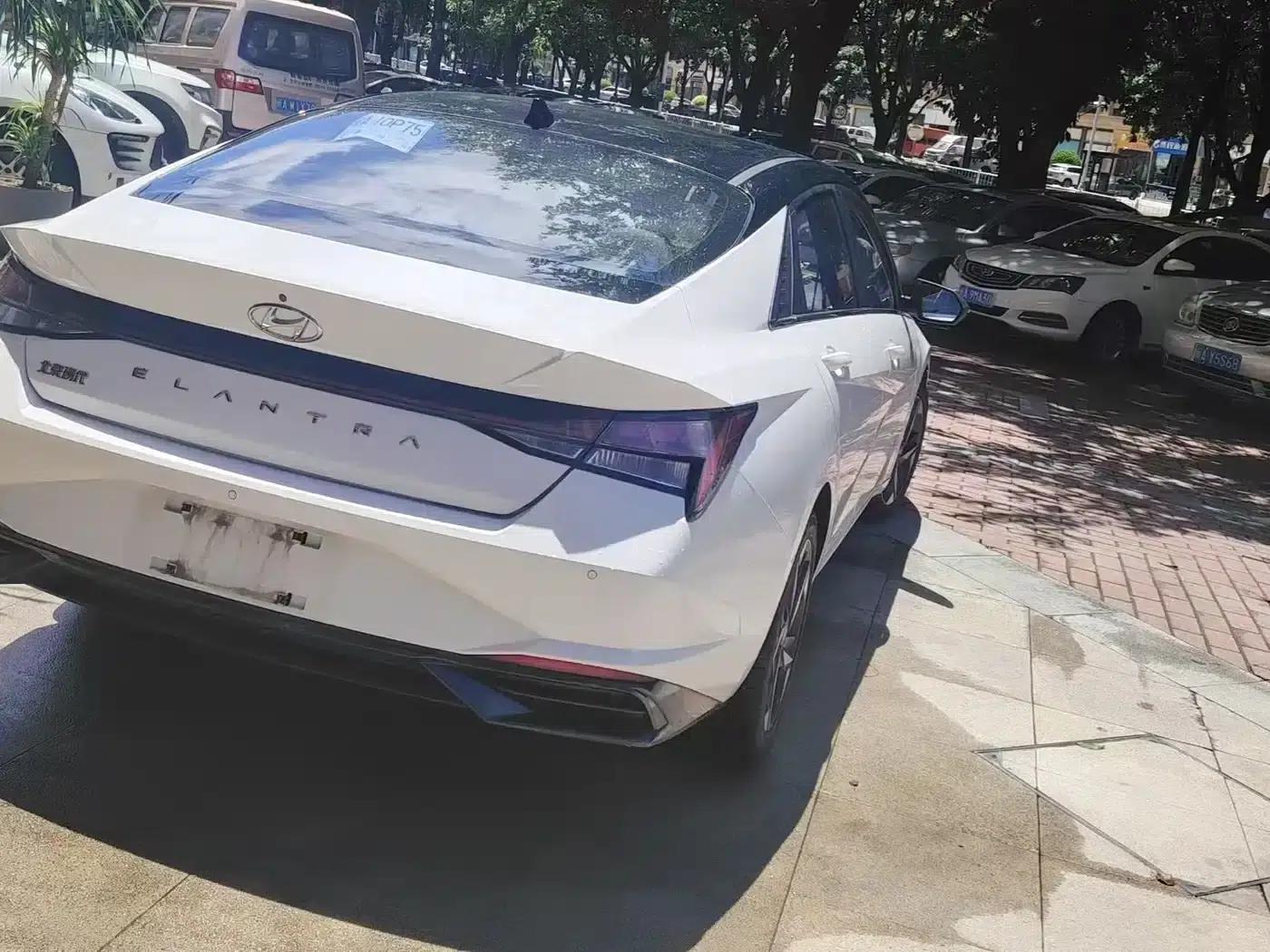 Hyundai Elantra 2021 1.5L CVT LUX Premium Edition — миниатюра 6