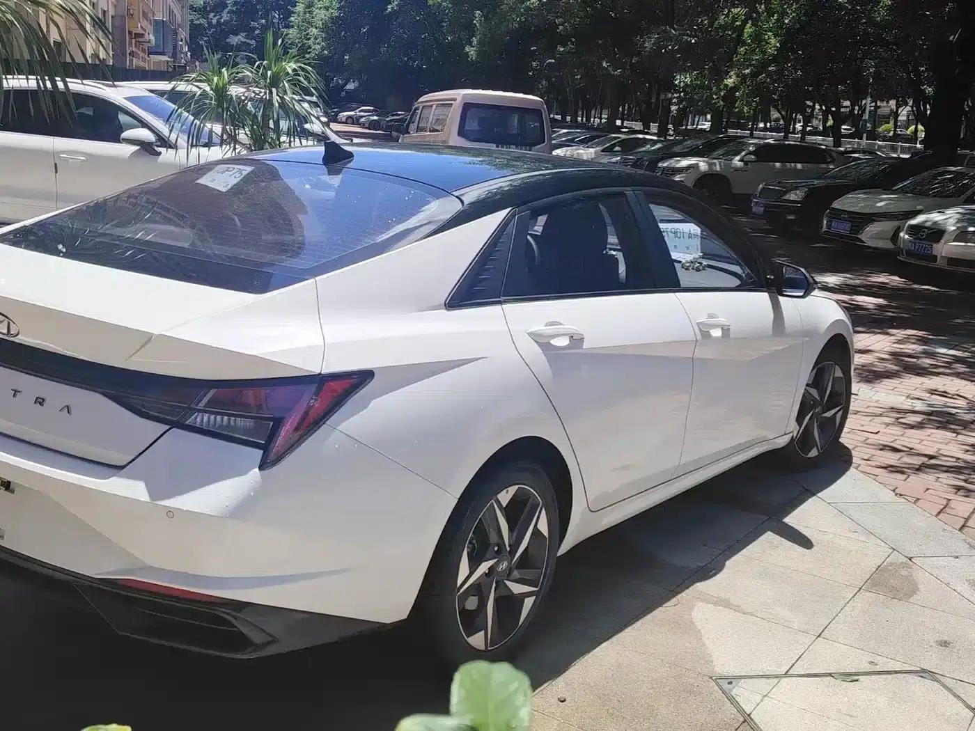 Hyundai Elantra 2021 1.5L CVT LUX Premium Edition — миниатюра 7