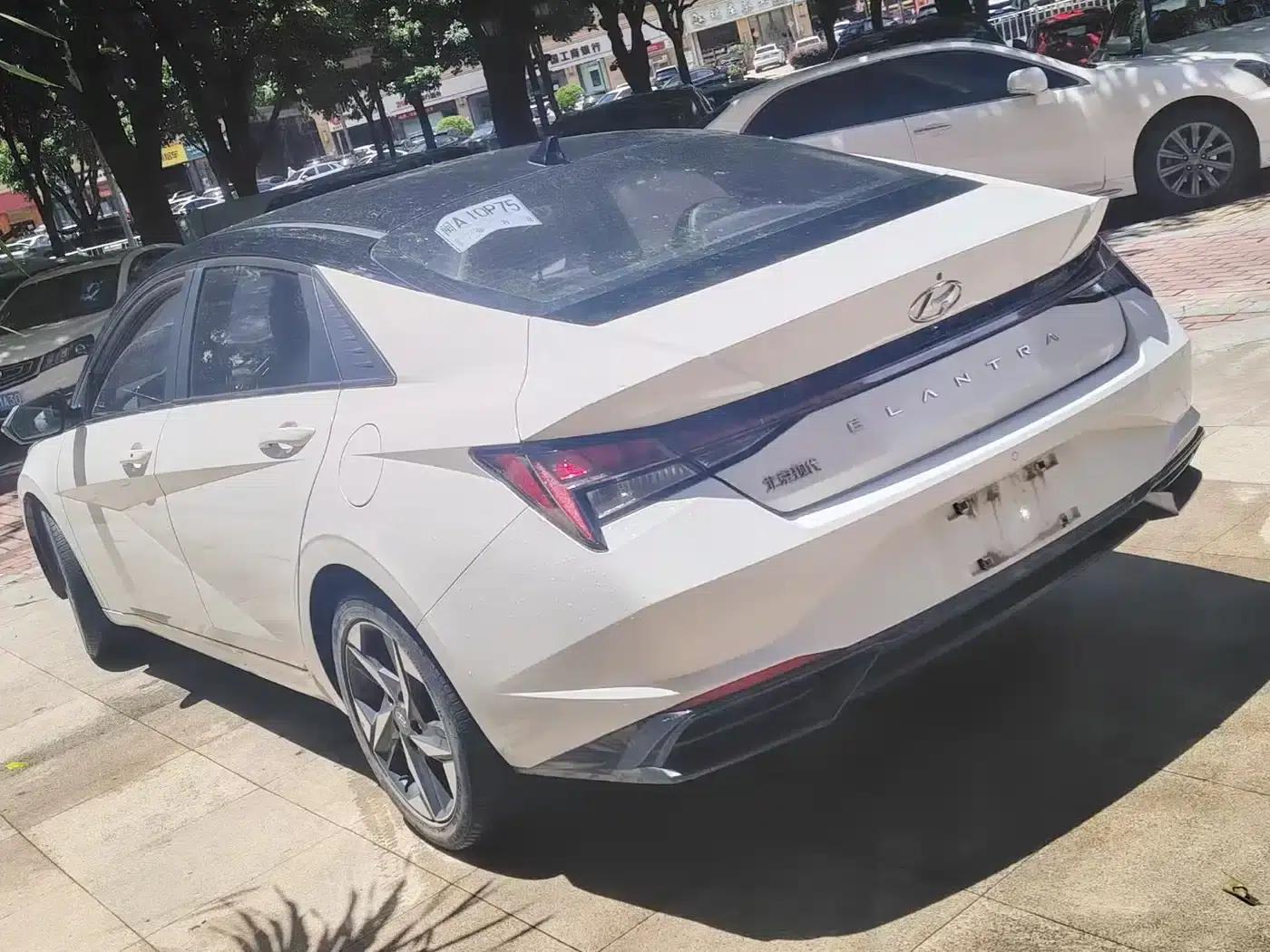 Hyundai Elantra 2021 1.5L CVT LUX Premium Edition — миниатюра 9