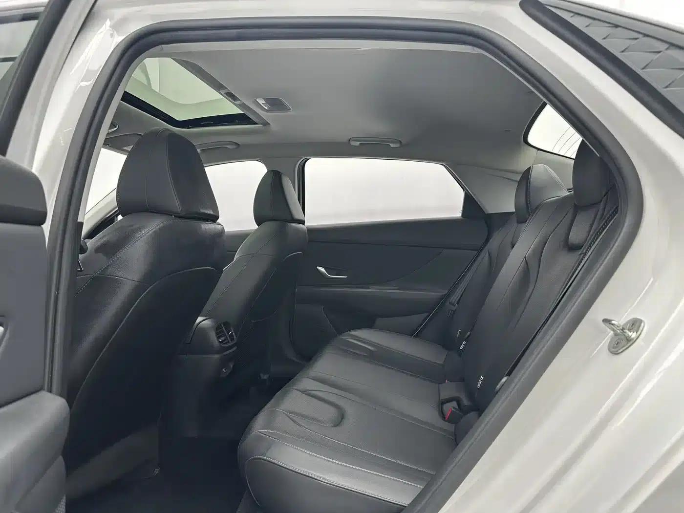 Hyundai Elantra 2023 1.5L CVT GLX Elite Edition — миниатюра 6