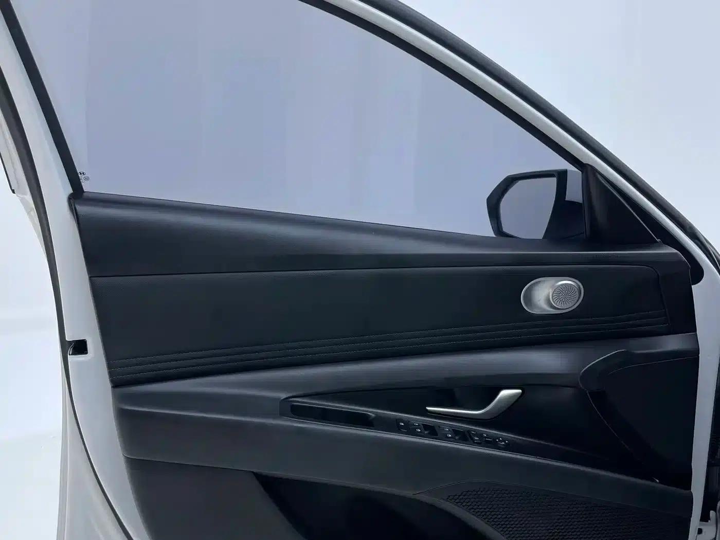 Hyundai Elantra 2022 1.5L CVT LUX Premium Edition — миниатюра 11