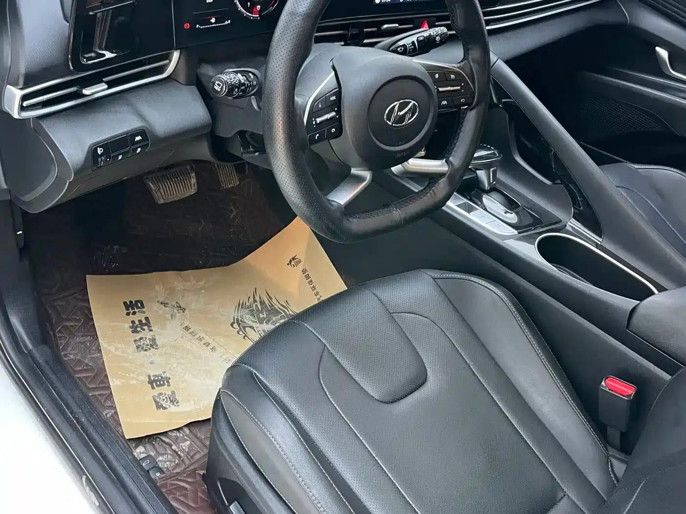 Hyundai Elantra 2022 1.5L CVT LUX Premium Edition — миниатюра 12