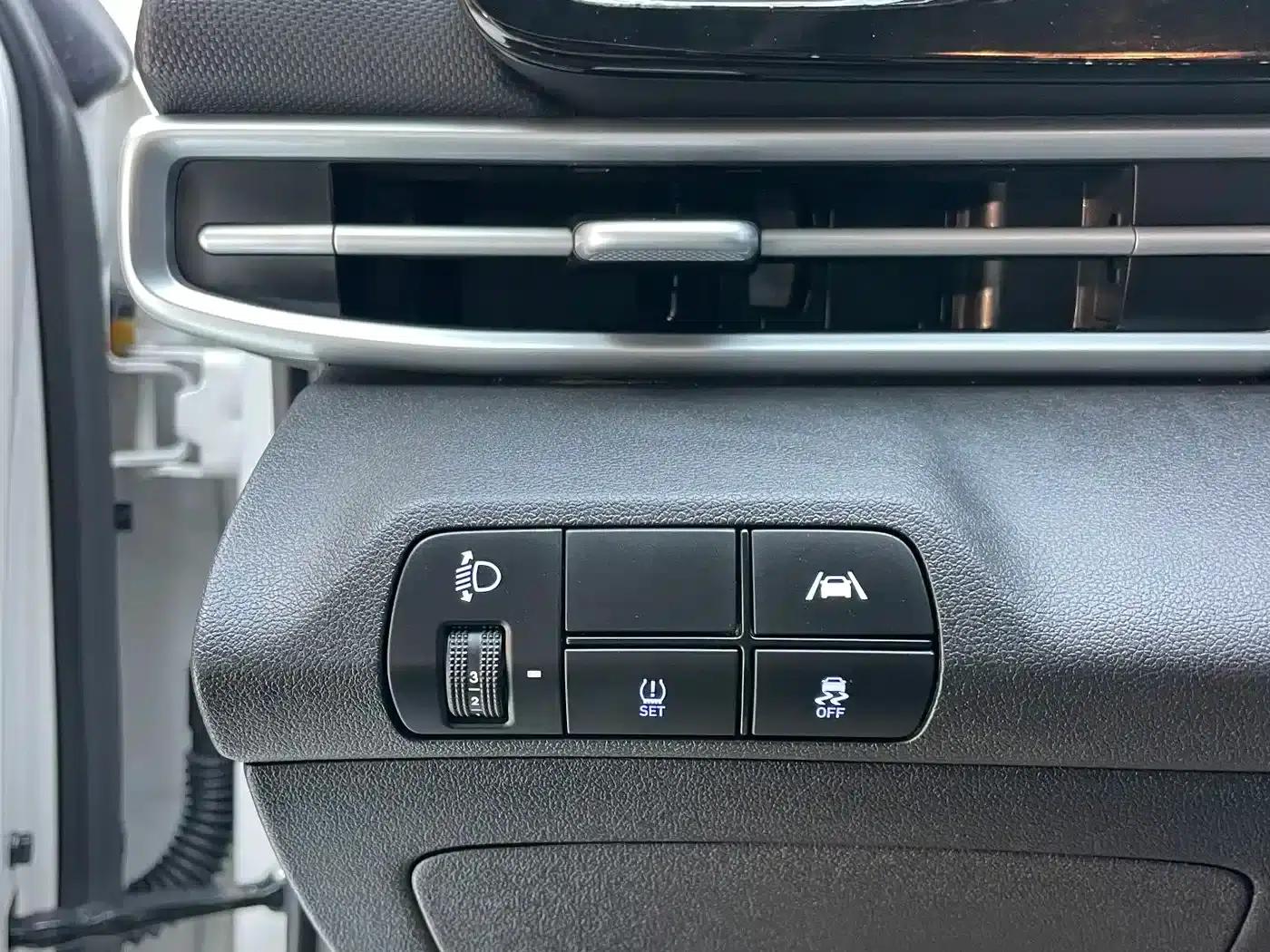Hyundai Elantra 2022 1.5L CVT LUX Premium Edition — миниатюра 14