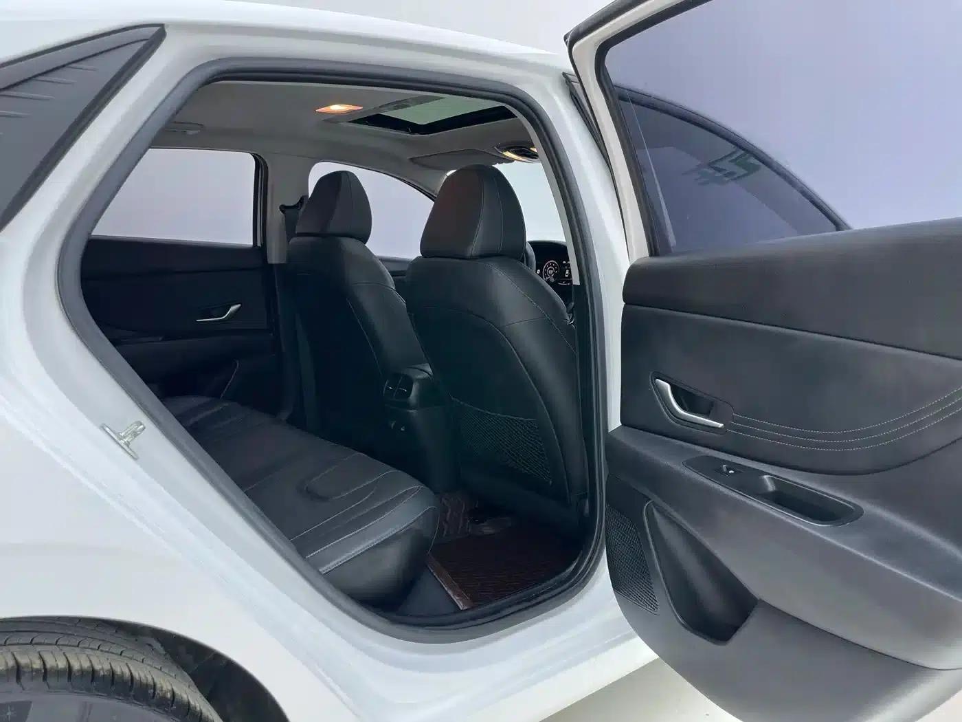 Hyundai Elantra 2022 1.5L CVT LUX Premium Edition — миниатюра 20
