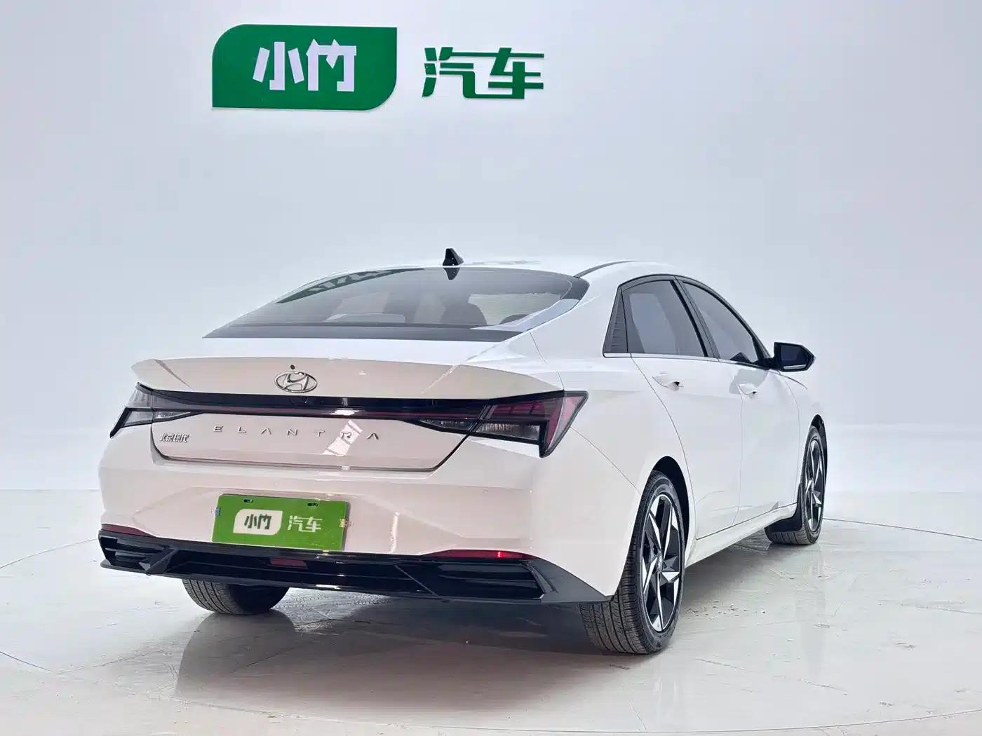 Hyundai Elantra 2022 1.5L CVT LUX Premium Edition — миниатюра 3