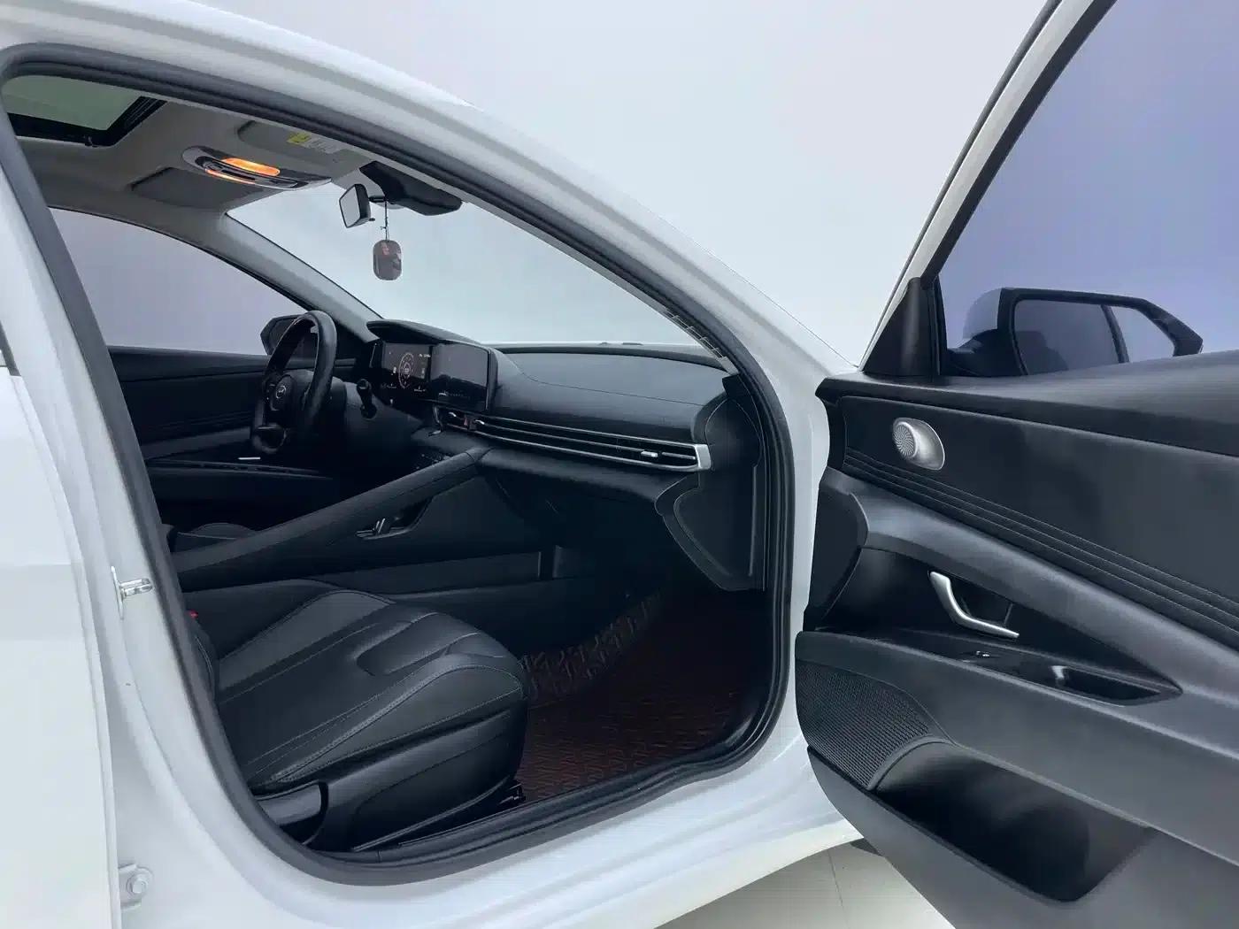Hyundai Elantra 2022 1.5L CVT LUX Premium Edition — миниатюра 21