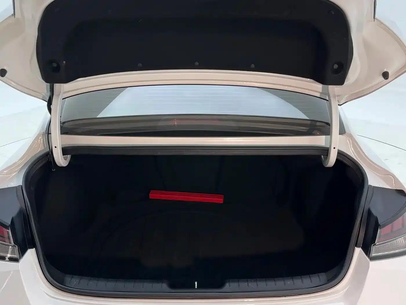 Hyundai Elantra 2022 1.5L CVT LUX Premium Edition — миниатюра 22
