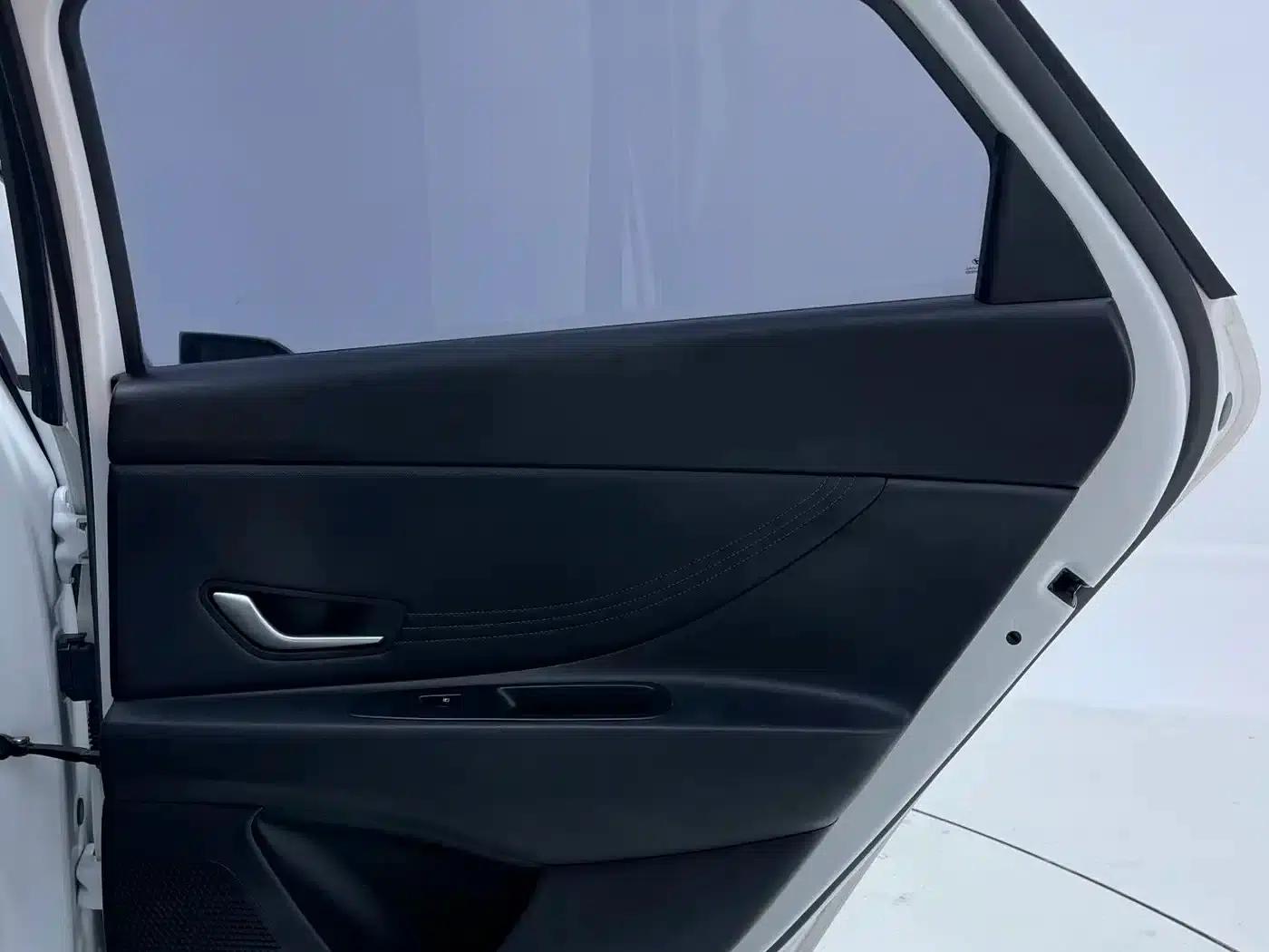 Hyundai Elantra 2022 1.5L CVT LUX Premium Edition — миниатюра 23