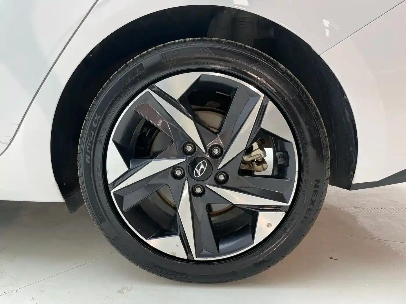 Hyundai Elantra 2022 1.5L CVT LUX Premium Edition — миниатюра 26