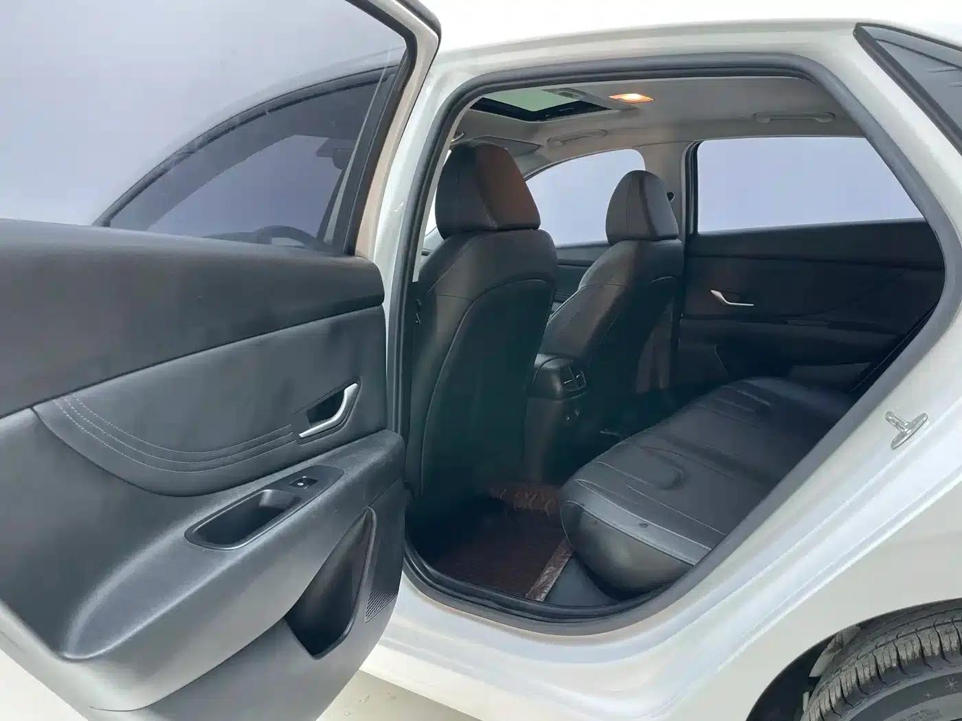 Hyundai Elantra 2022 1.5L CVT LUX Premium Edition — миниатюра 28