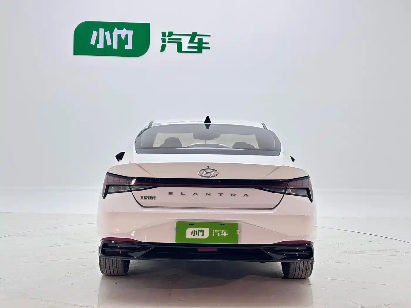 Hyundai Elantra 2022 1.5L CVT LUX Premium Edition — миниатюра 4