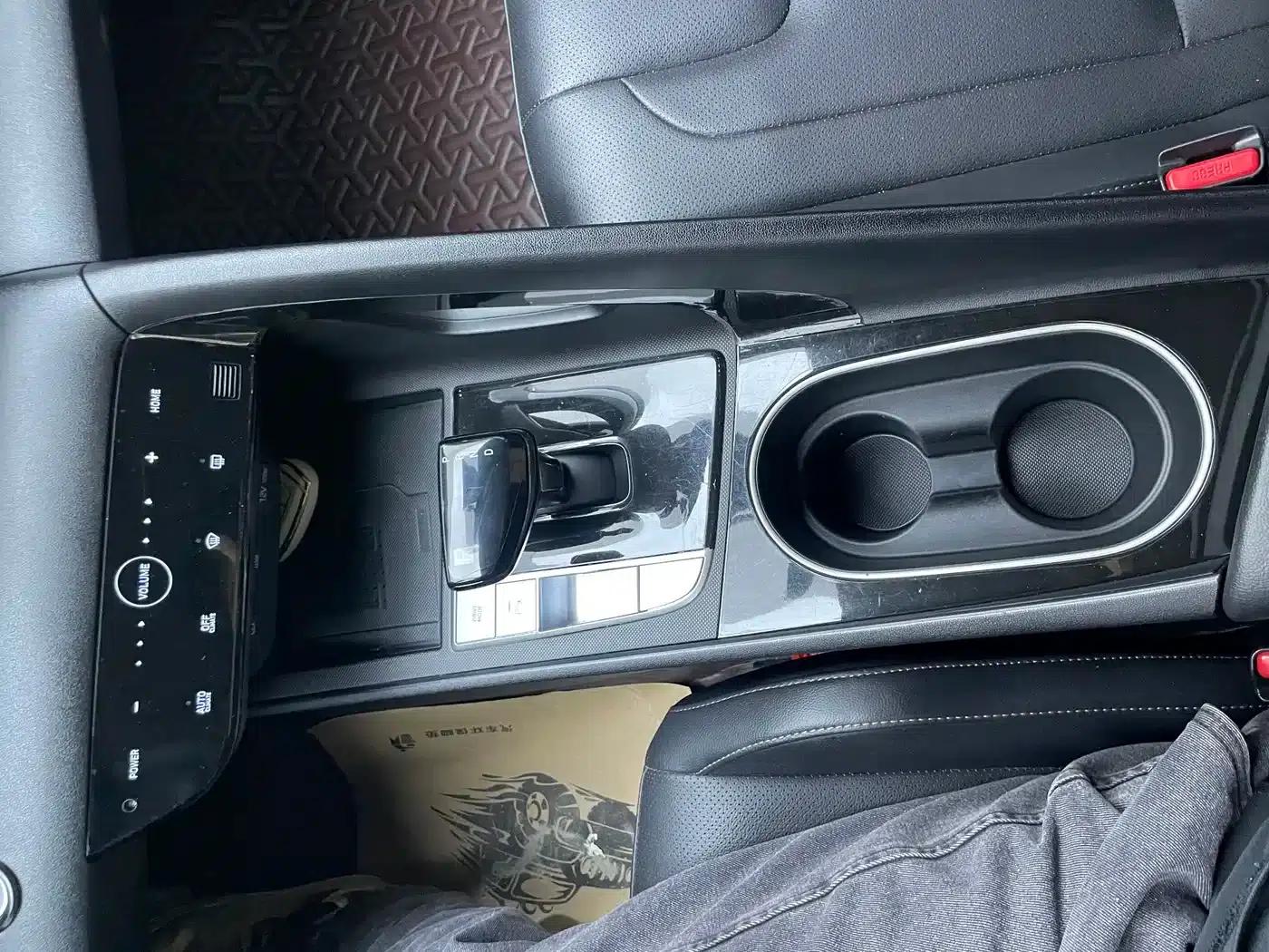 Hyundai Elantra 2022 1.5L CVT LUX Premium Edition — миниатюра 10