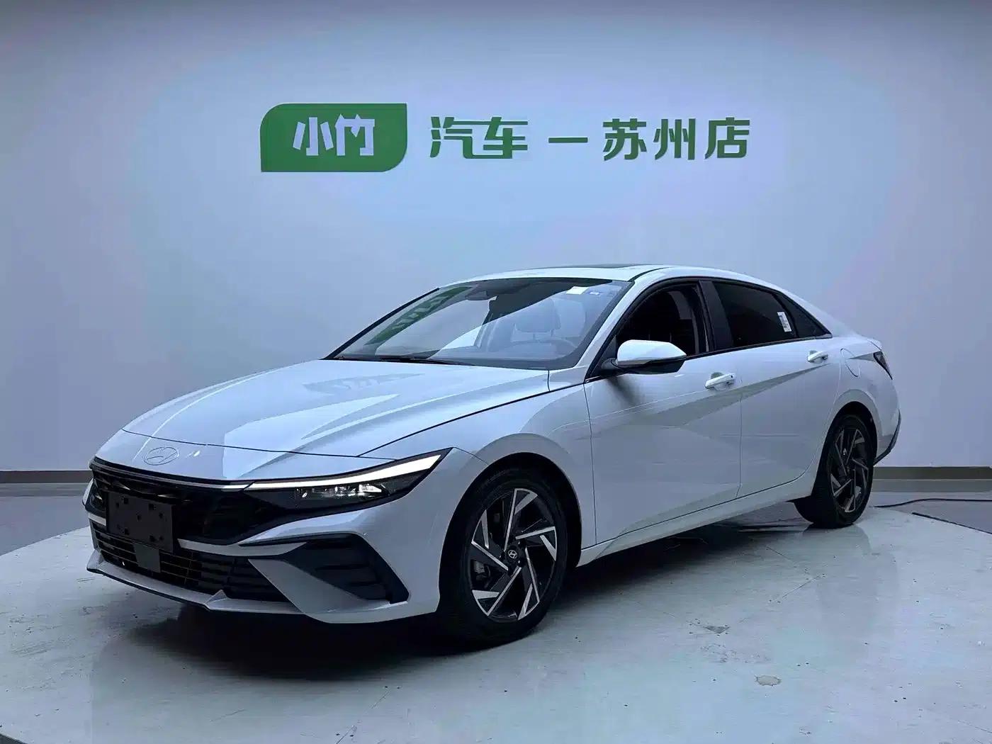 Hyundai Elantra 2023 1.5L CVT LUX Premium Edition — миниатюра 1