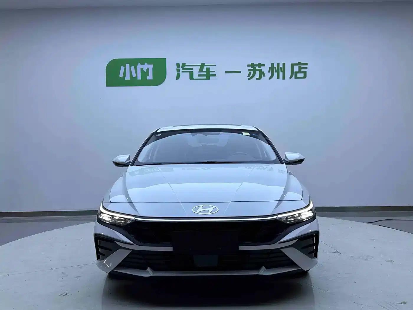 Hyundai Elantra 2023 1.5L CVT LUX Premium Edition — миниатюра 2