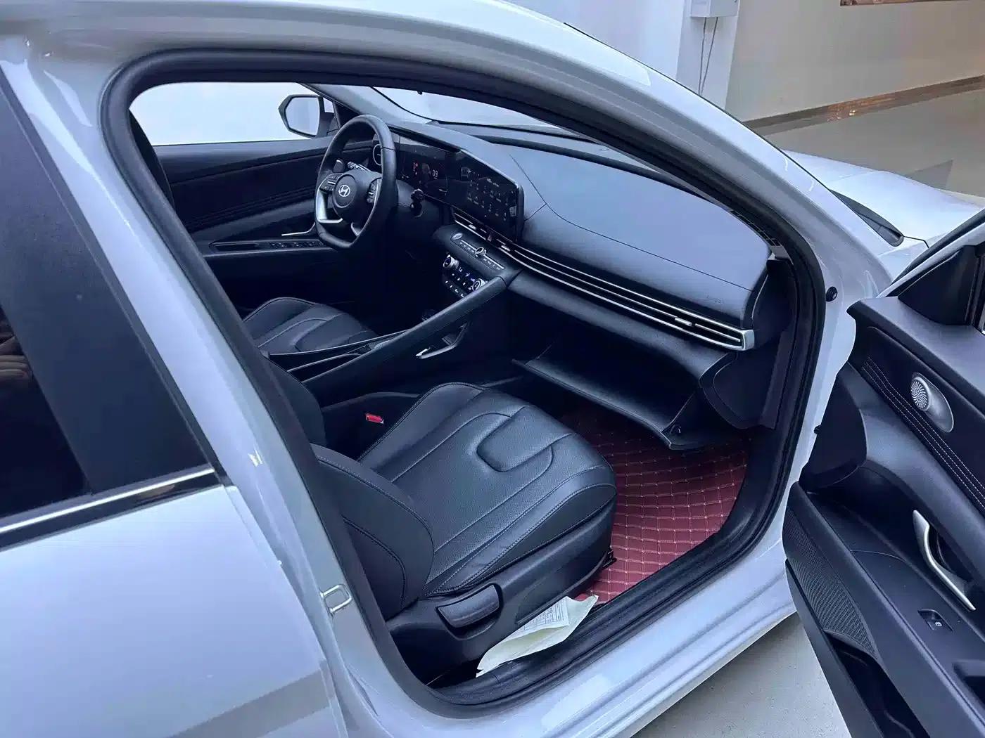 Hyundai Elantra 2023 1.5L CVT LUX Premium Edition — миниатюра 11