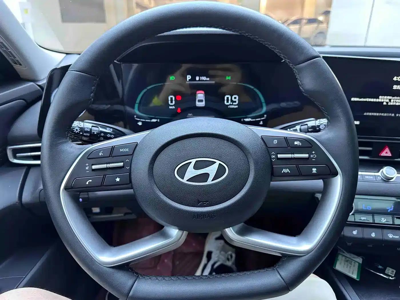 Hyundai Elantra 2023 1.5L CVT LUX Premium Edition — миниатюра 12
