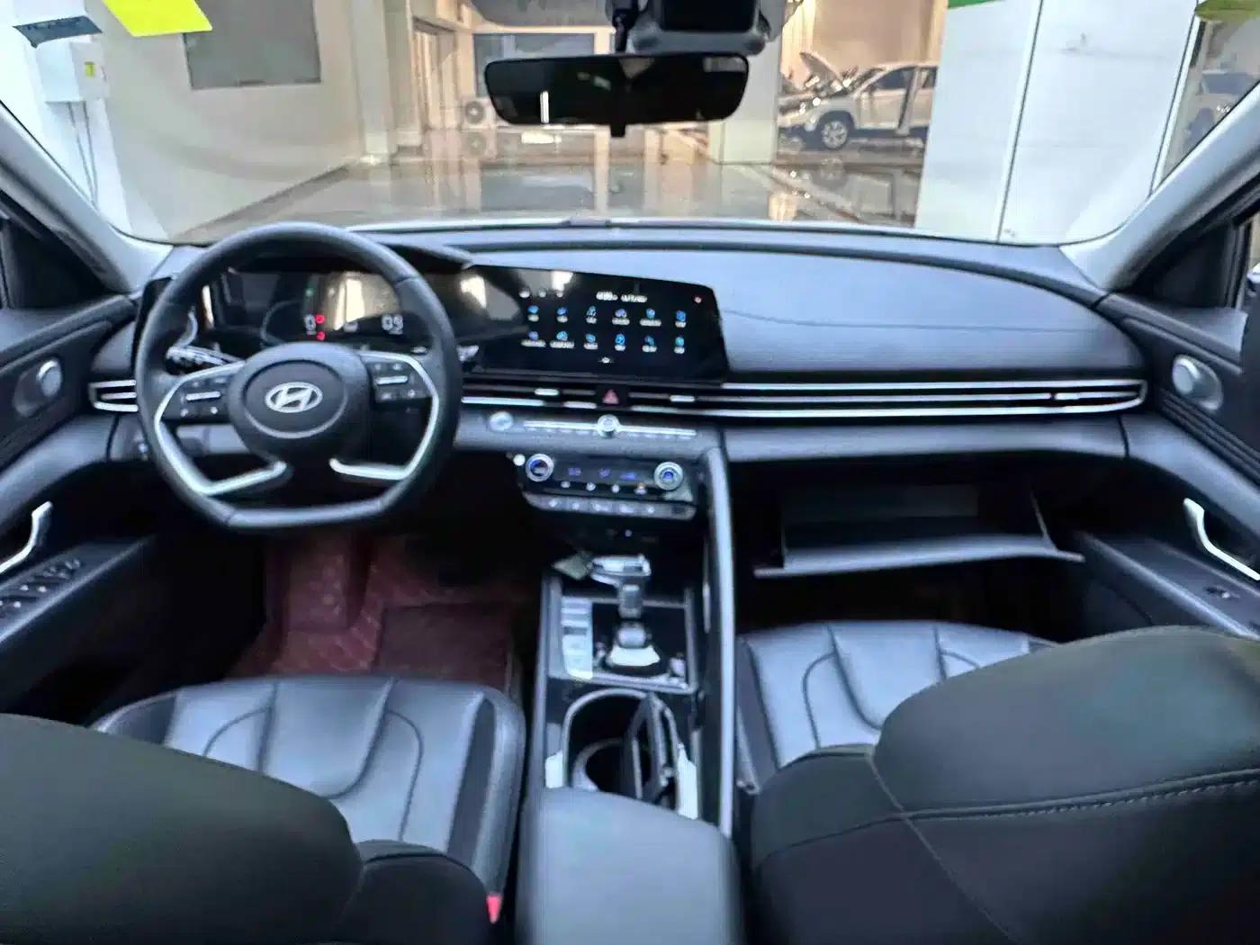 Hyundai Elantra 2023 1.5L CVT LUX Premium Edition — миниатюра 16