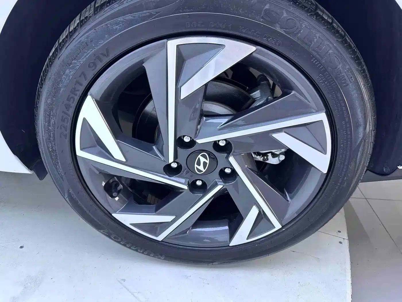 Hyundai Elantra 2023 1.5L CVT LUX Premium Edition — миниатюра 17