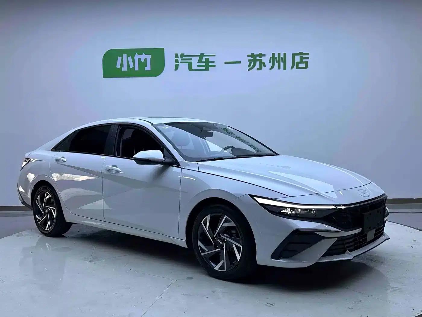 Hyundai Elantra 2023 1.5L CVT LUX Premium Edition — миниатюра 3