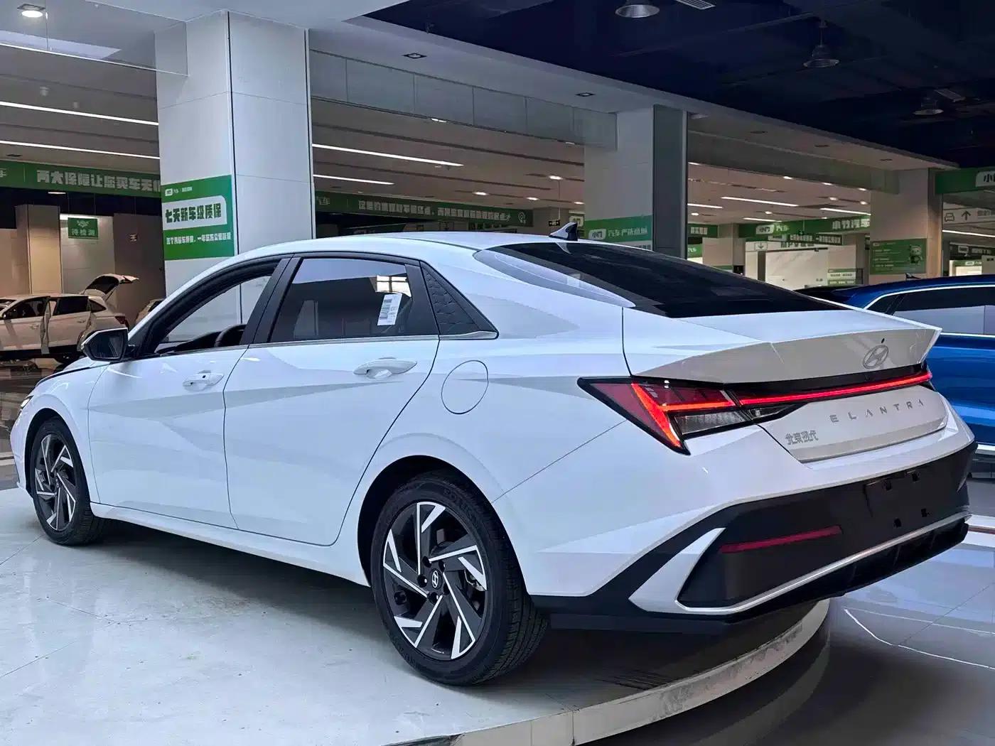 Hyundai Elantra 2023 1.5L CVT LUX Premium Edition — миниатюра 5
